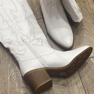 Upwind Western Boot
DIRTY LAUNDRY